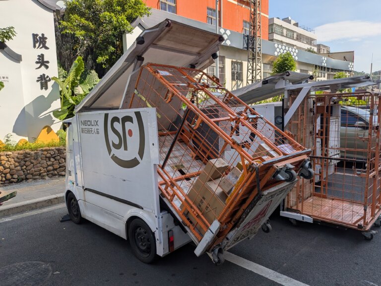 Visit at the SF Express operation point with unmanned delivery vehicles © GIZ